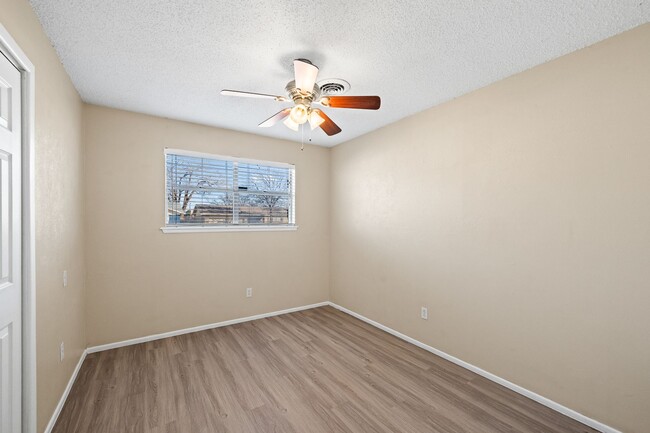 Building Photo - 3 Bedroom, 2 Bath, & 1 Car Garage in Quiet...