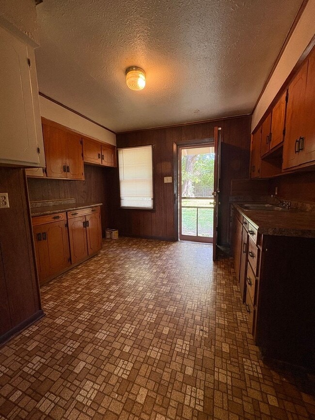 Building Photo - Cozy home with large living and dining area!
