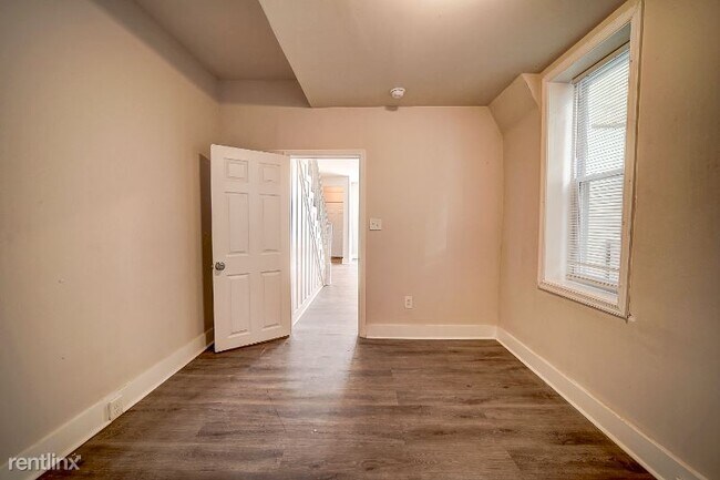 Building Photo - 1 br, 1 bath Townhome - 655 E Wishart St
