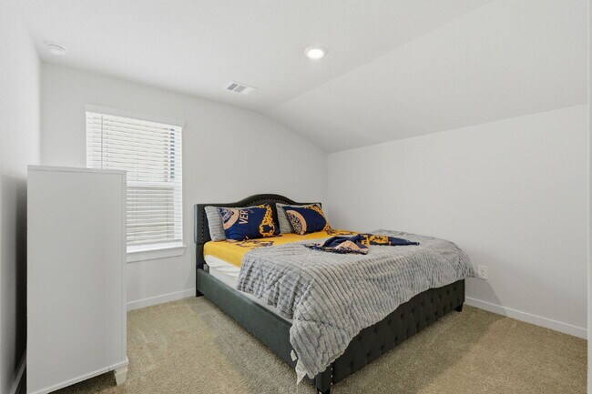 Building Photo - Gorgeous like new home in Montgomery Oaks!