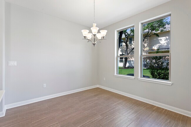 Dining - 13800 Lyndhurst St