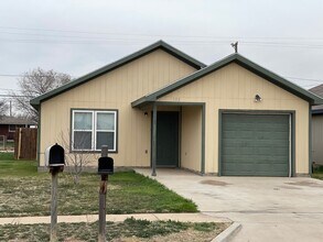 Building Photo - 3 Bd / 2 Bath and great back yard