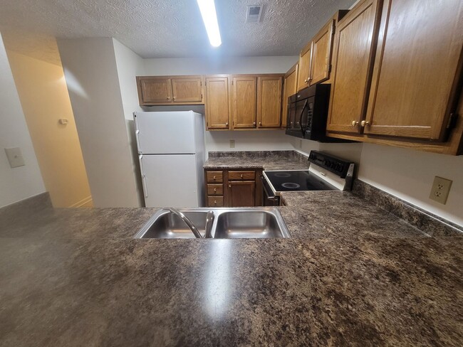 Building Photo - 2 bedroom Ground Floor!