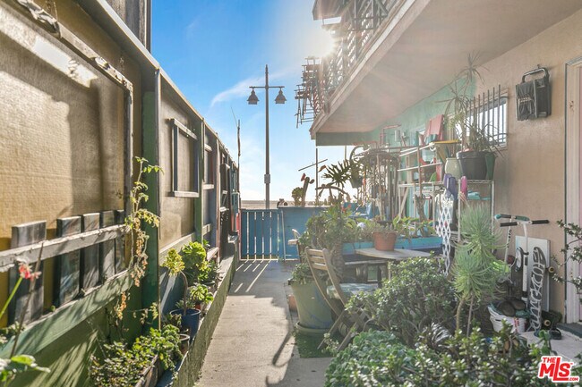 Building Photo - 717 Ocean Front Walk