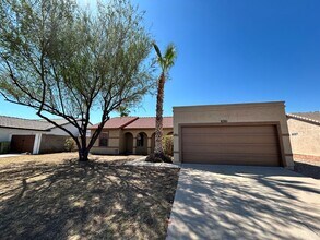 Building Photo - *NEW* Paint *NEW* Flooring *NO* HOA Glenda...