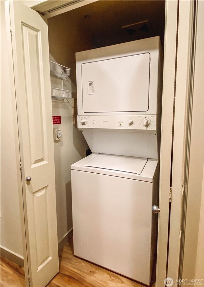 Building Photo - 0Bd/1Ba Bellevue Condo