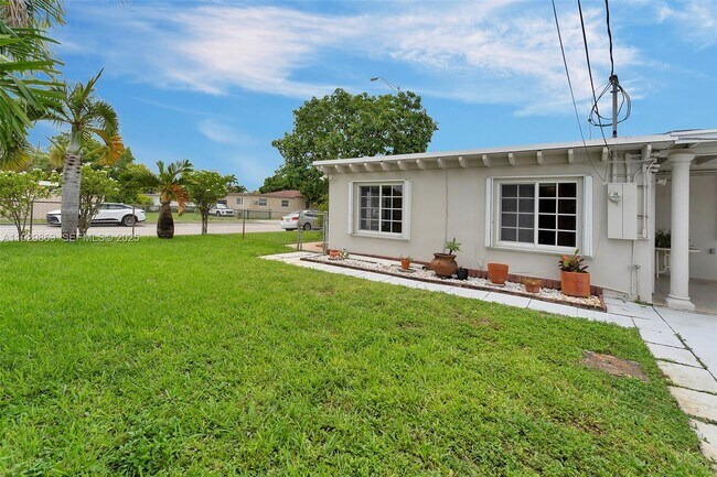 Building Photo - 361 SE 6th Ave