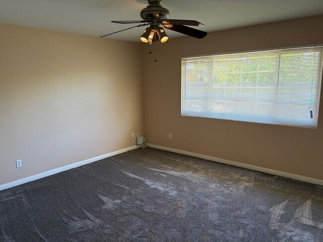 Building Photo - Spacious Single Family Home with Yard