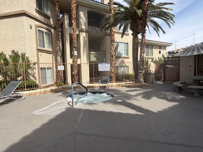 Building Photo - COZY 1 BED CONDO FEATURING A DETACHED 1 CAR GARAGE