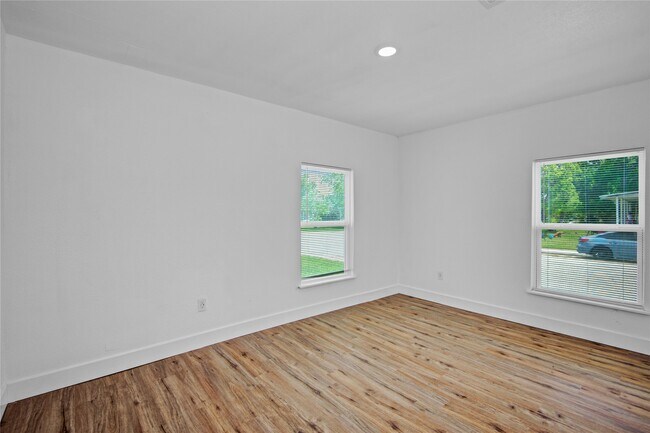 Building Photo - 1203 W 6th St