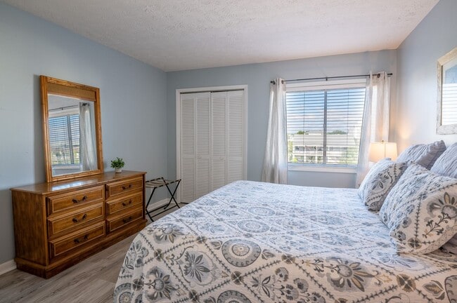 Building Photo - Sea Colony 27B @ 1311 S Lake Park Blvd