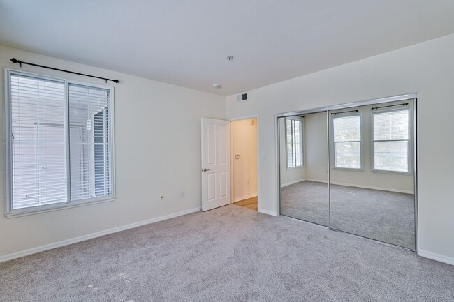 Building Photo - Large Santa Clara 1 Bedroom Condo in River...