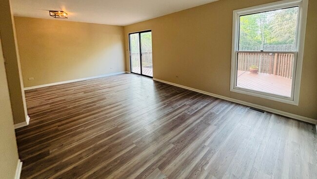 Building Photo - 325 Shadow Bend Dr