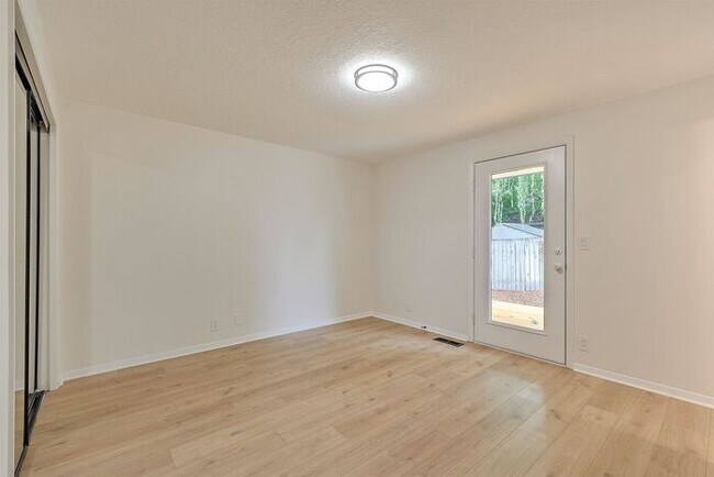 Building Photo - Updated Single Level Home with Large Fenced Yard