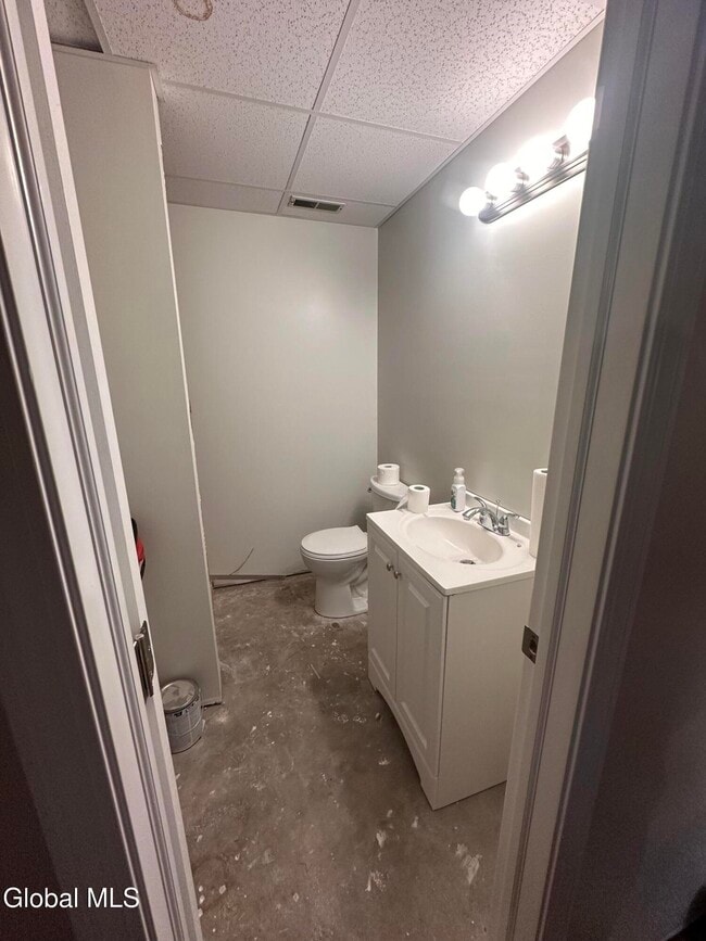 Building Photo - 4 Thoroughbred Ln