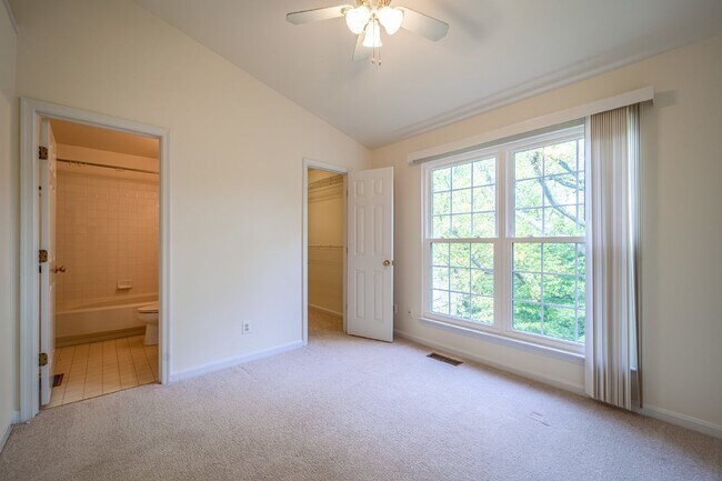 Building Photo - 2-level condo, conveniently located