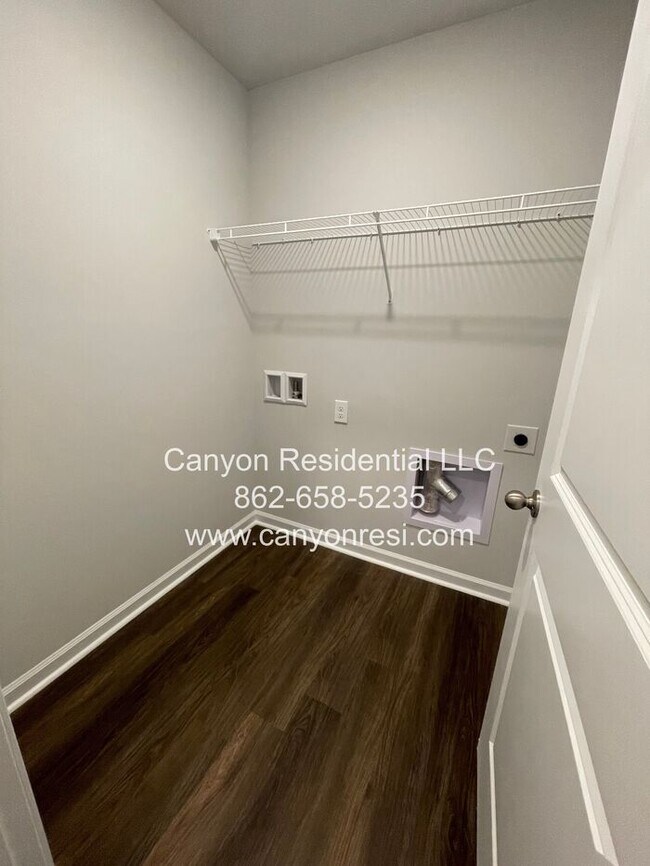Building Photo - 5825 Vernier Dr SW