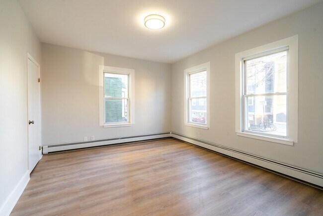 Building Photo - 326 Hurley St