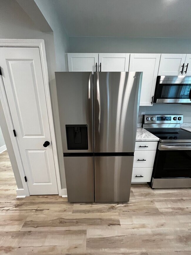 Building Photo - 4Bed/3Bath Renovated Student friendly housing