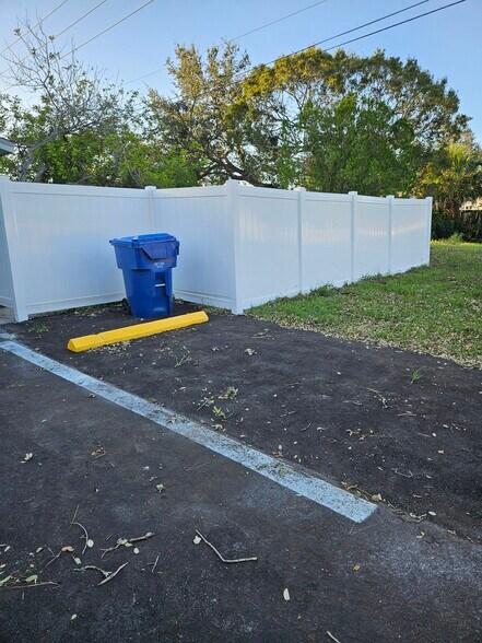 Building Photo - 802 Lake Palms Dr