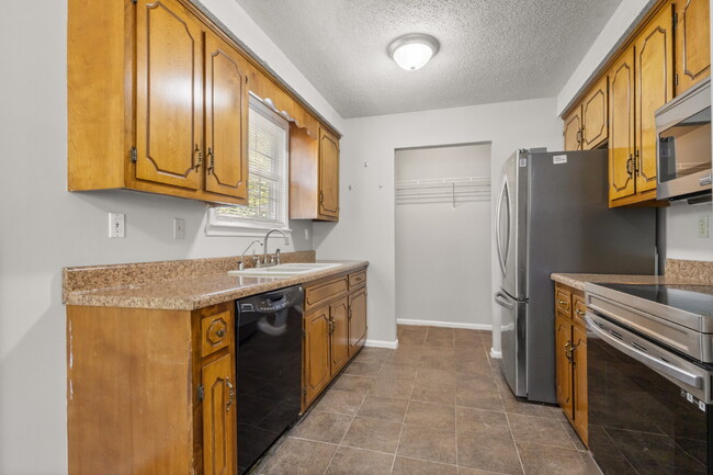 Building Photo - 3 Bedroom home with finished BASEMENT