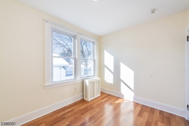 Building Photo - 11 Lewis St