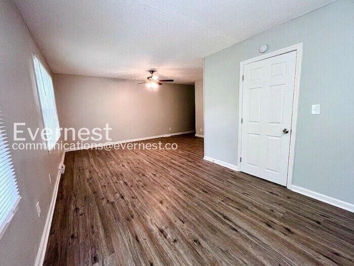 Building Photo - 400 Wilcrest Dr
