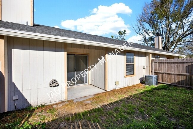 Building Photo - 1234 Montecello Dr