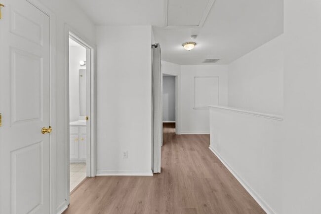 Building Photo - Your Perfect Townhome Is Here!