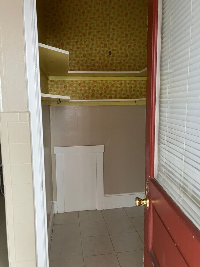 Building Photo - 825 Columbia Ave