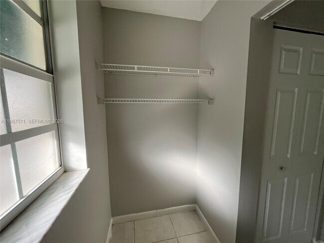 Building Photo - 5150 Lake Loop Rd