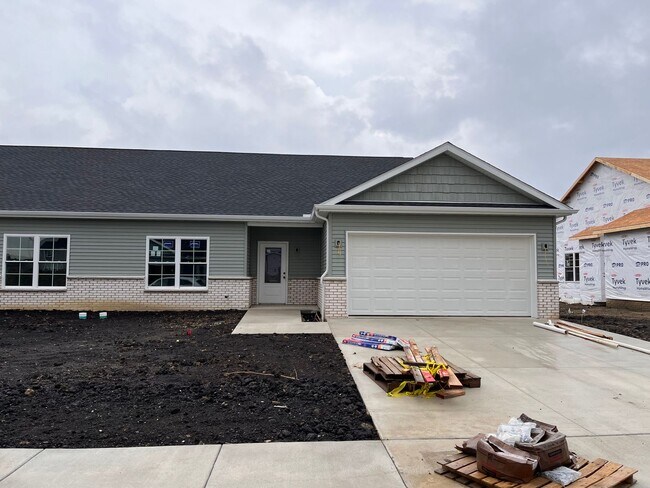 Building Photo - Charming 3-bedroom/2-bathroom duplex home in Washington, IL