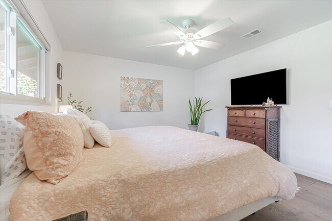 Building Photo - Freshly Renovated, End Unit Town-House Ava...