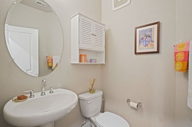 Building Photo - 820 Fern Pl NW