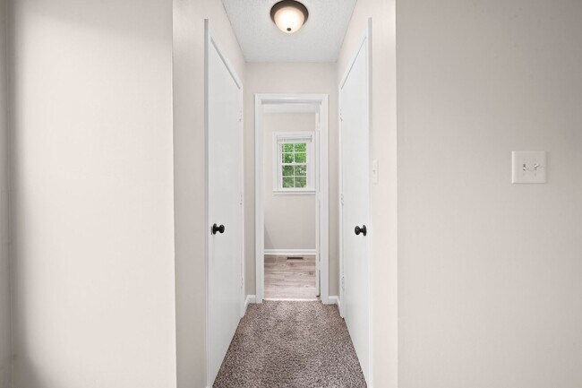 Building Photo - Move-In Specials Available! Single-Family in Oak Grove, KY!