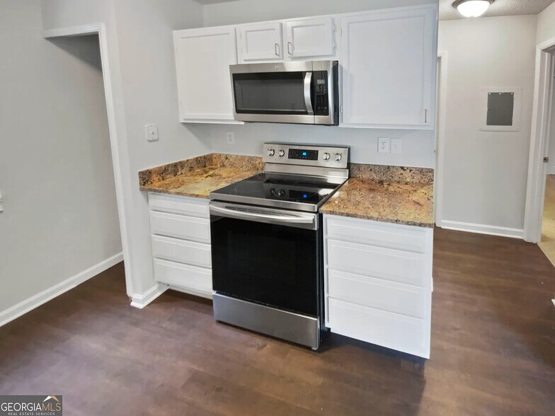 Building Photo - Room in Apartment on Cypress Pointe St