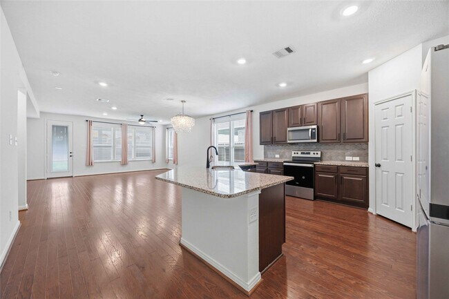 Building Photo - 7627 Coral Ky Dr