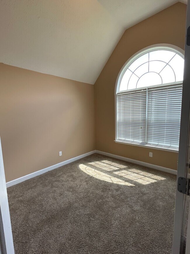Building Photo - Executive Living!
