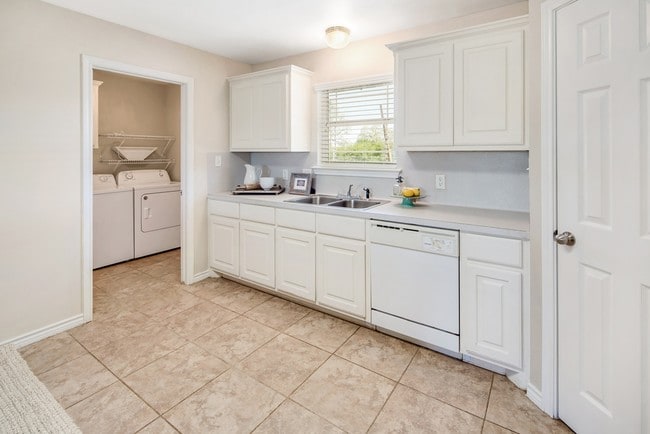 Building Photo - 9803 Risky's Ranch Dr