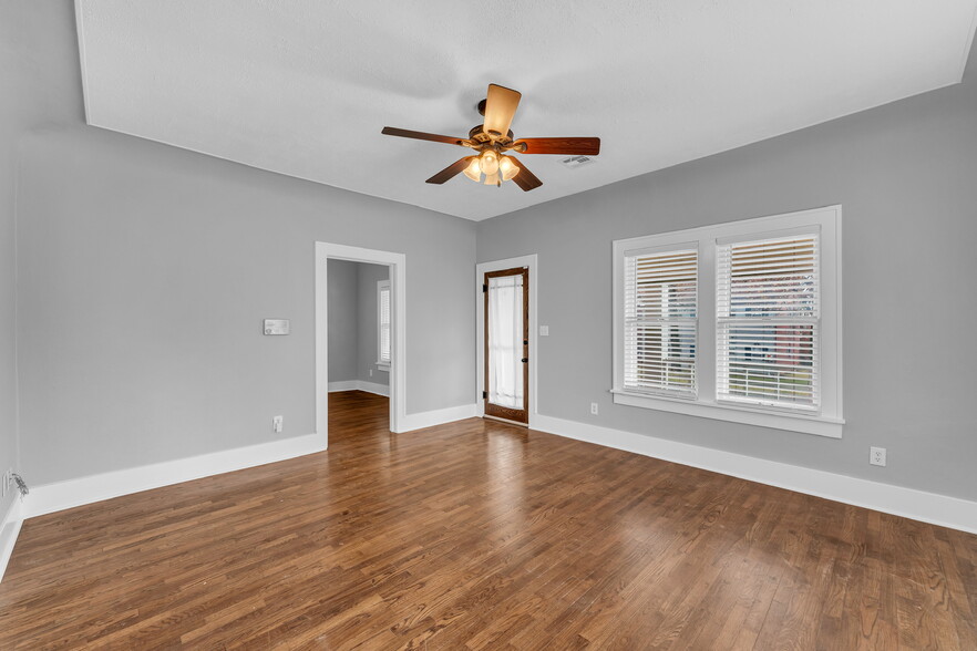 Building Photo - 811 N Lindell Ave