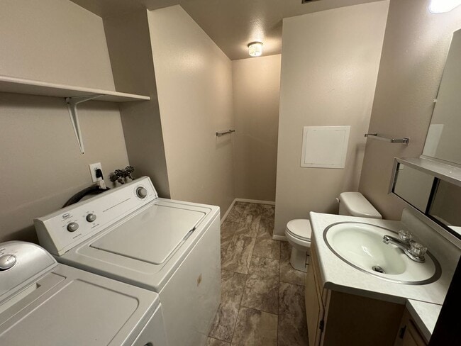 Building Photo - 2 bed, 2 office, 2 bath Townhouse