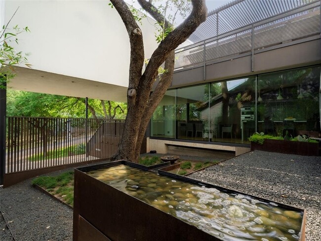 Building Photo - 2210 Westlake Dr