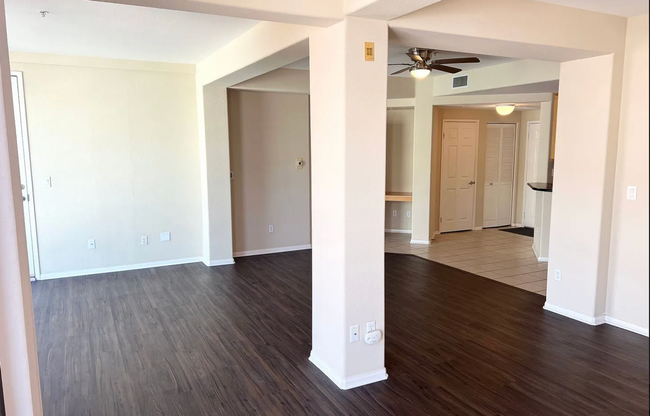 Building Photo - Fantastic Penthouse Unit Downtown Marina D...