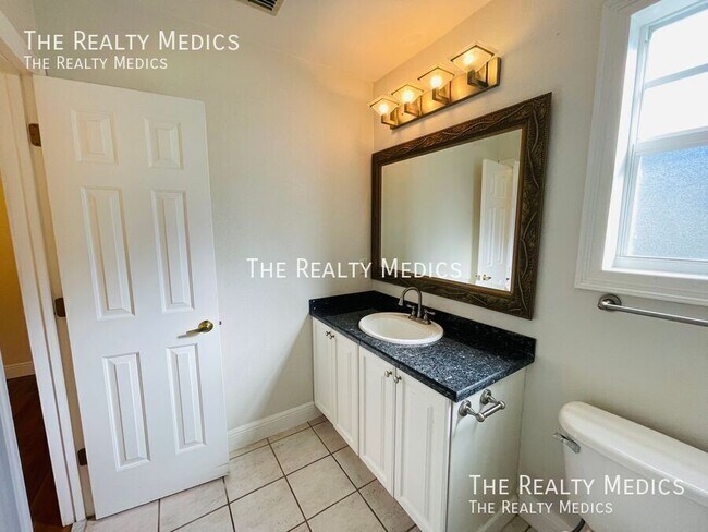 Building Photo - 1332 W Princeton St