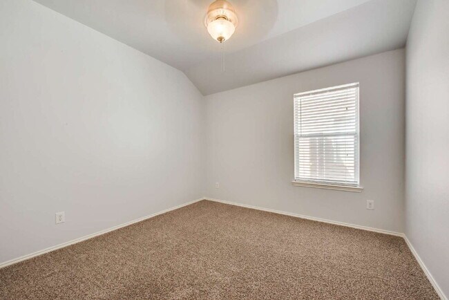 Building Photo - Gorgeous 3 Bed, 2 full bath gem located in the heart of the sought-after Chadwick Farms