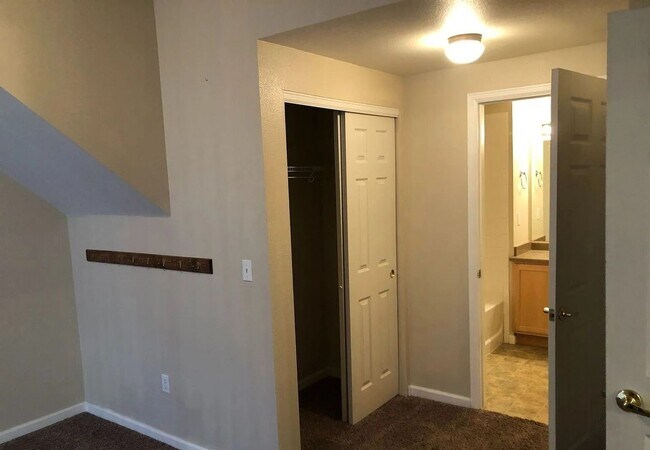 Building Photo - Updated 2 Bed, 2 Bath Main Floor Condo with Garage