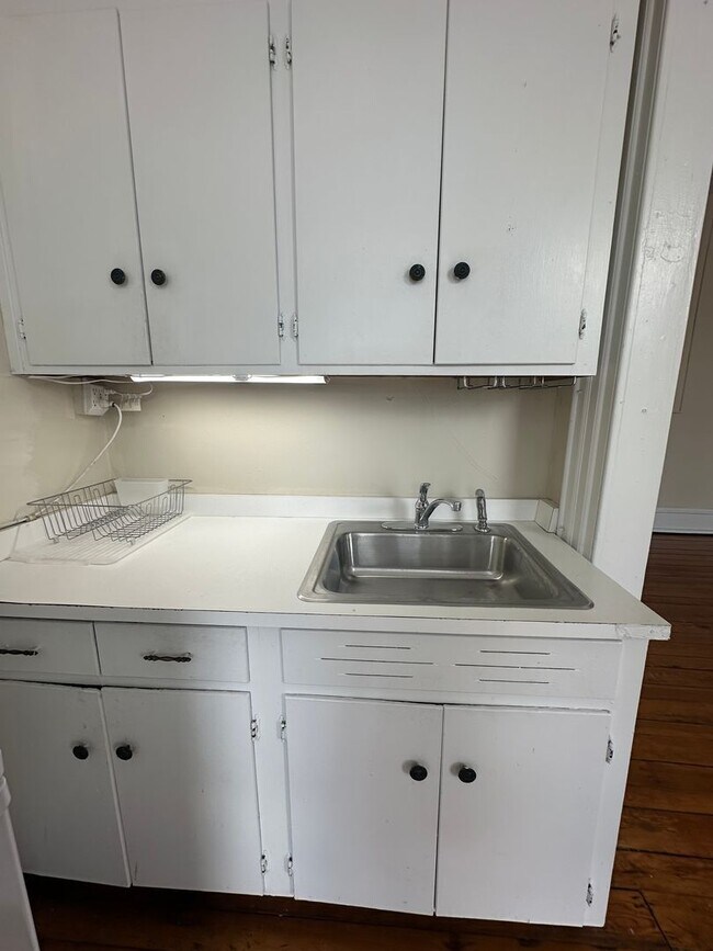 Building Photo - 708 Court St