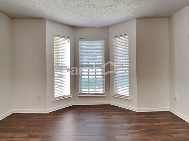 Building Photo - 6308 Dumont Ln