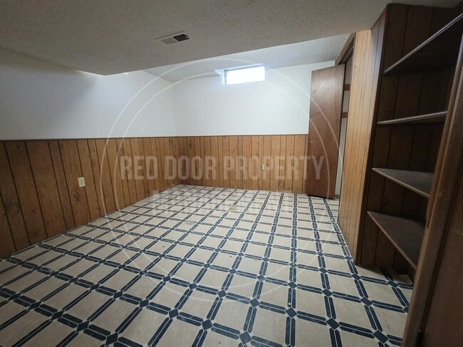 Building Photo - 1402 W Lotus St