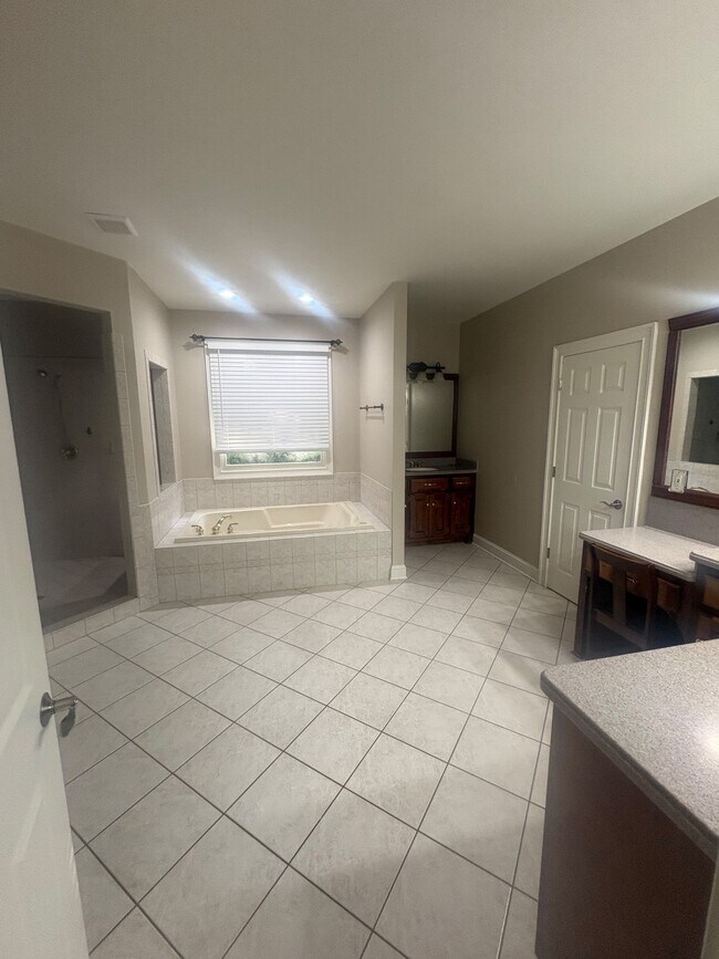 Building Photo - 860 Streamside Dr